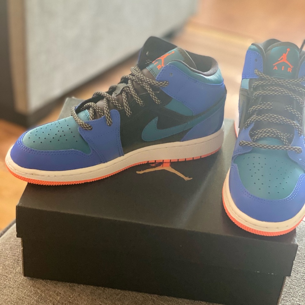 Jordan 1 Mids “Racer Blue/Green Abyss” - Picture 2 of 2